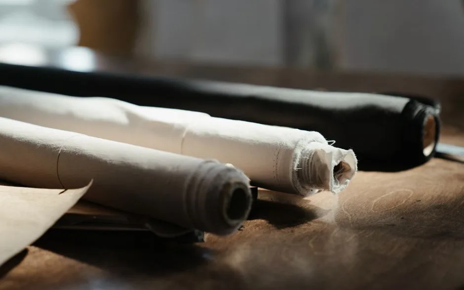 Rouleaux de tissu d’ameublement sur une table de coupe dans un atelier