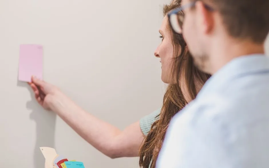 Cartons d’essai de peinture posés contre un mur pour comparer les teintes