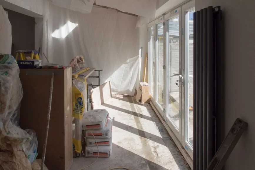 Mur préparé et enduit avant mise en peinture