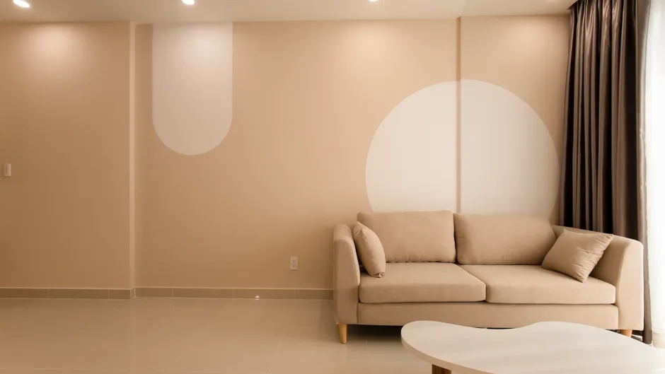 Salon aux murs prune, fauteuil chiné et lumière naturelle