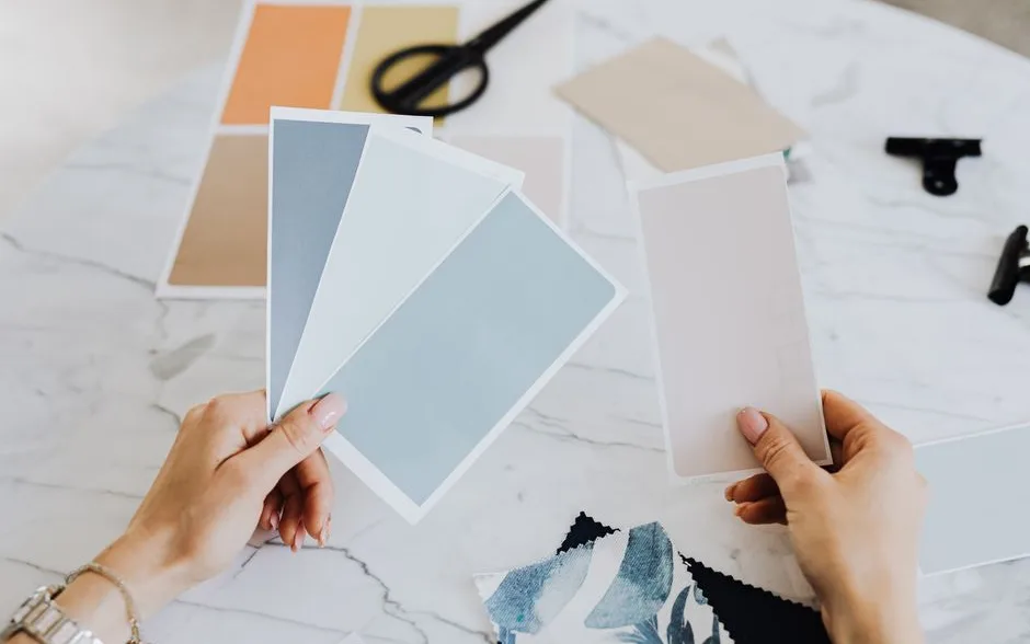 Nuancier de peinture ouvert et échantillons de tissu posés sur une table